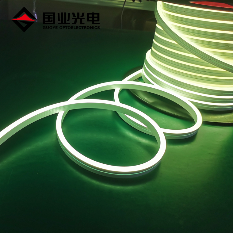 Ką reiškia, kad „Neon Strip Light“ skleidžia „Top View“ ir iš šono, skleidžiant „Neon Strip Light“?